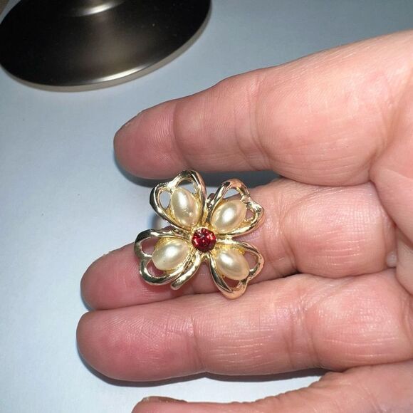 Vintage Four Leaf Clover with Faux Pearl - Picture 4 of 5